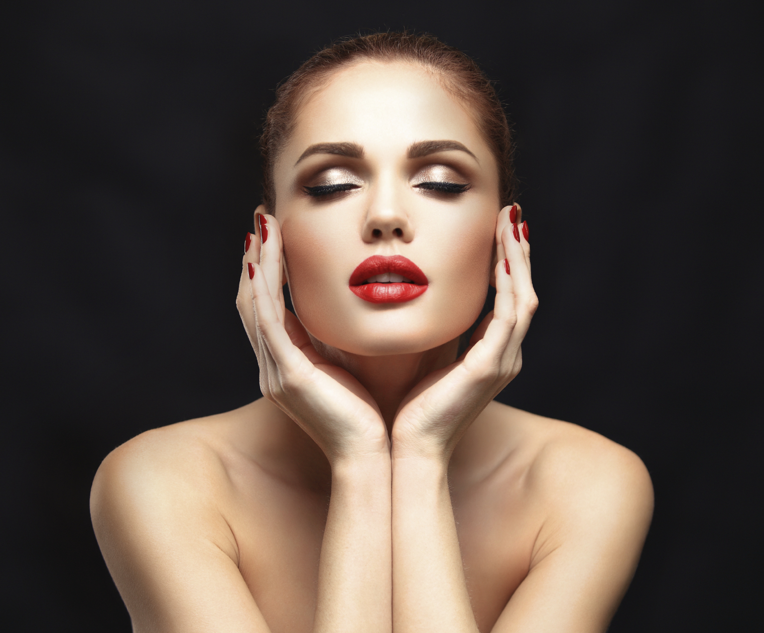 Beauty Model Woman with Long Brown Wavy Hair. Healthy Hair and Beautiful Professional Makeup. Red Lips and Smoky Eyes Make up. Gorgeous Glamour Lady Portrait. Haircare, Skincare concept